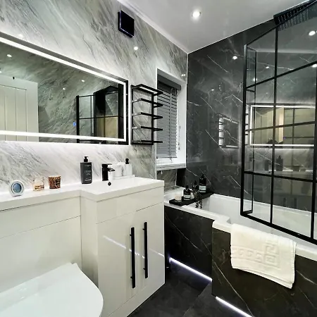 Spectacular Modern Glasgow Home Luxury King Bed Exterior photo