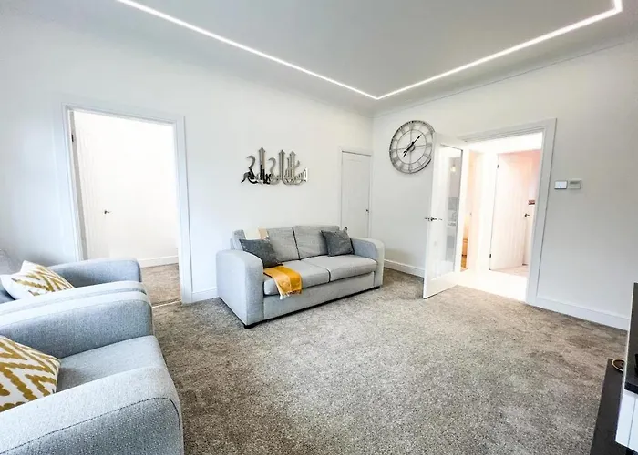 Spectacular Modern Glasgow Home Luxury King Bed
